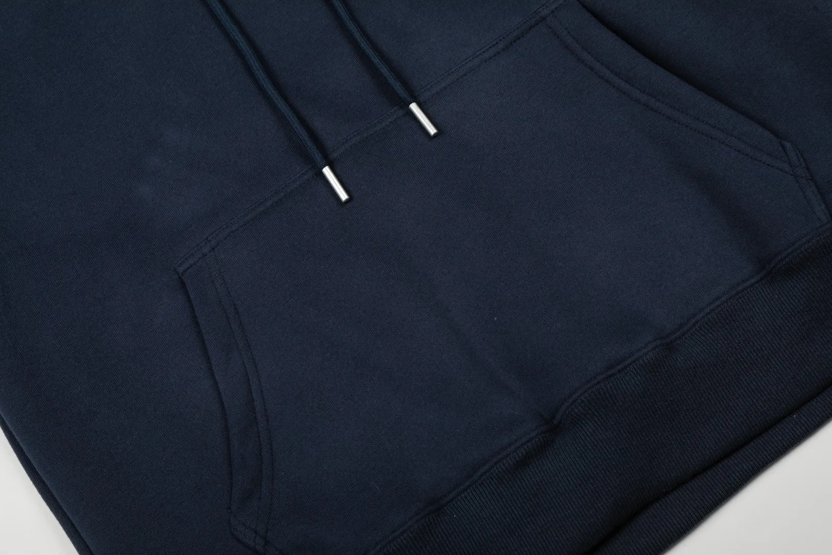P250 Top quality" Style number: T5007# [Ralph Lauren solid color pony embroidered logo thickened velvet hooded sweatshirt] ✅Ralph Lauren classic basic versatile unisex autumn and winter velvet thickened hooded sweatshirt ✅Pure cotton high-gram velvet thickened fabric The upper body is comfortable and warm ✅The version is restored to the original version The maximum size can be worn up to 180 pounds Loose, comfortable and stress-free ✅The upper body is simple and easy to wear ootd must-have. Good-looking clothes are never picky. A must-have in couples’ wardrobes. Size: S-XL. Color: Black, Gray, Navy Khaki.